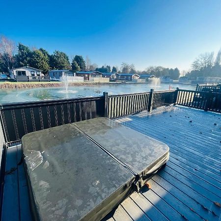 Loki'S Retreat Lodge With Hot Tub York Bagian luar foto