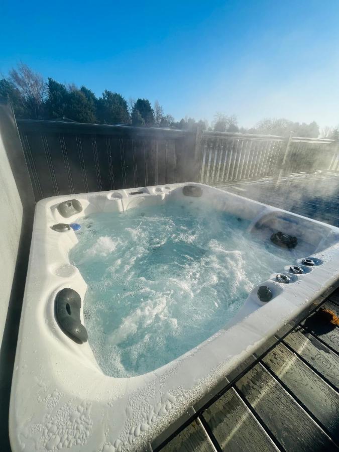 Loki'S Retreat Lodge With Hot Tub York Bagian luar foto