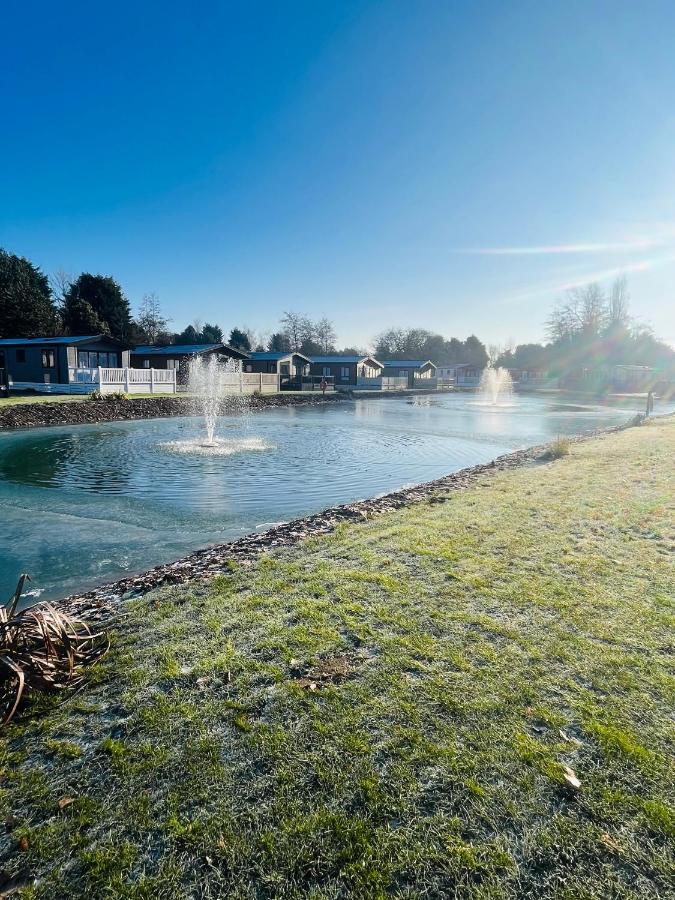 Loki'S Retreat Lodge With Hot Tub York Bagian luar foto