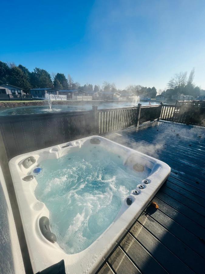 Loki'S Retreat Lodge With Hot Tub York Bagian luar foto