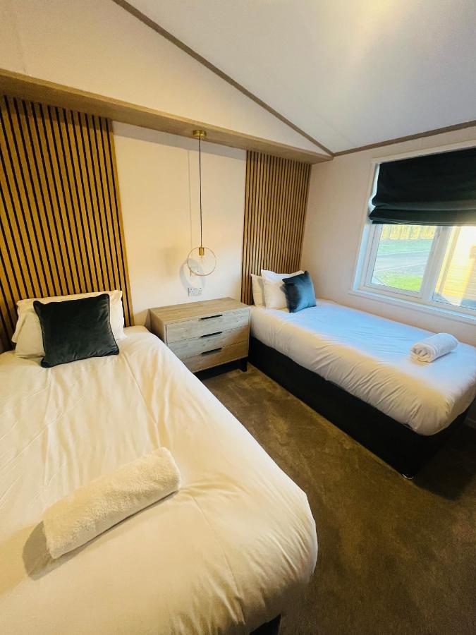 Loki'S Retreat Lodge With Hot Tub York Bagian luar foto